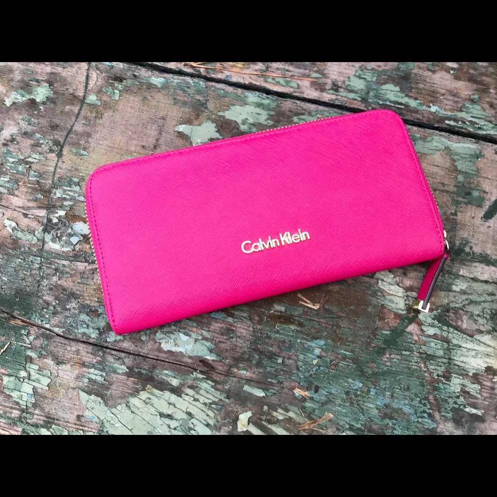 CALVIN KLEIN KEY ITEM SAFFIANO WALLET HOT PINK